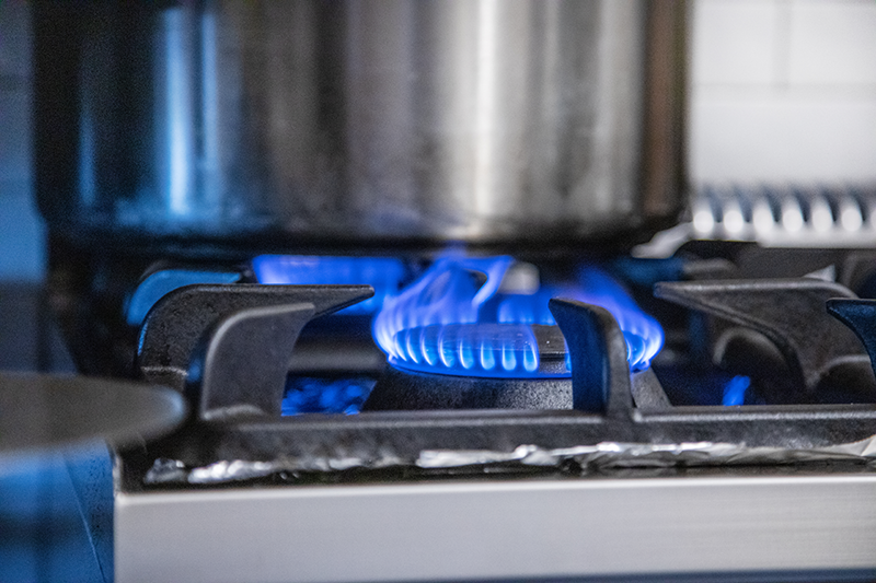 KBS Gasherd der Kochserie Ready 700, Nahaufnahme eines einzelnen Brenners mit sichtbarer blauer Flamme unter Kochtopf. Fokus auf aktive Nutzung, geeignet für professionelle Küchen.