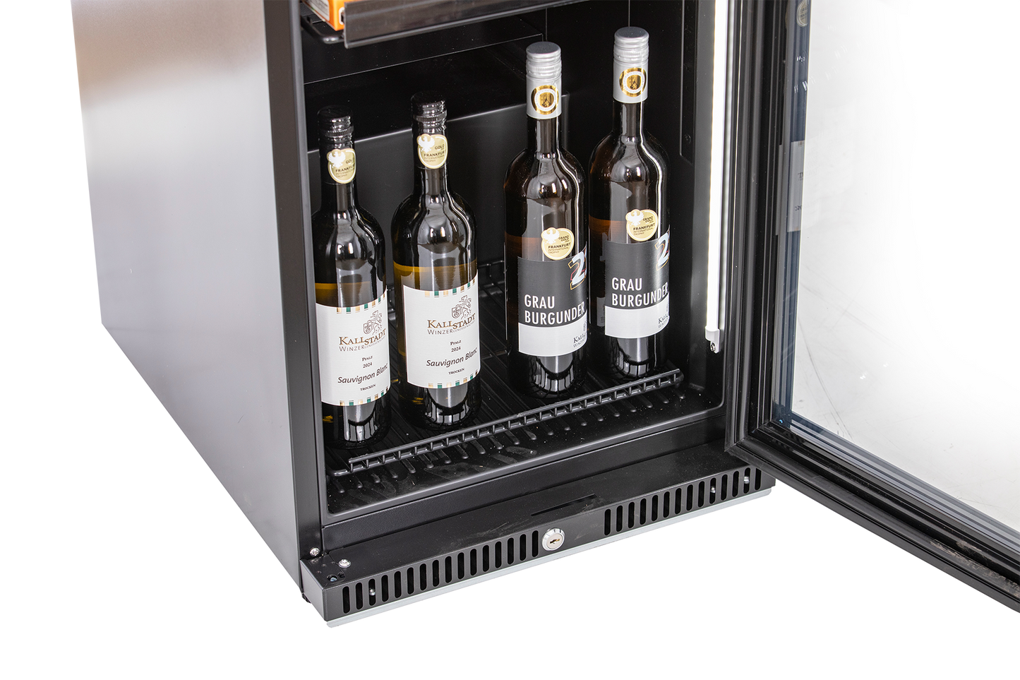 KBS Glastürkühlschrank 327 G Slim, geöffnete Glastür, unteres Fach mit vier Weinflaschen in schwarzem Innenraum.