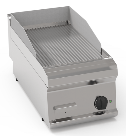 Silberne Elektro-Grillplatte gerillt mit gerillter Kochfläche und Bedienregler, Tischgerät
