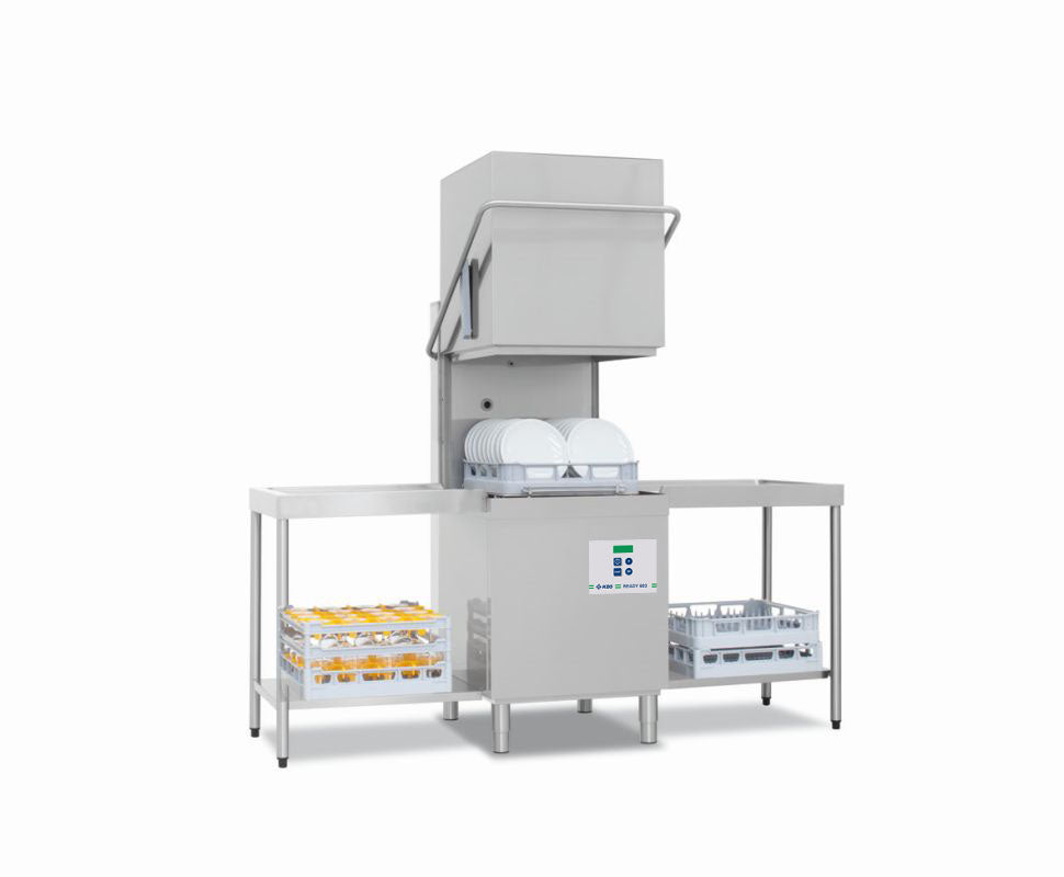 KBS Haubenspülmaschine READY in Arbeitsumgebung. Sicht auf befüllte Ein- und Ausgabeseiten mit Geschirrkörben. Verwendung in professionellen Küchen.
