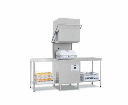 KBS Haubenspülmaschine READY in Arbeitsumgebung. Sicht auf befüllte Ein- und Ausgabeseiten mit Geschirrkörben. Verwendung in professionellen Küchen.