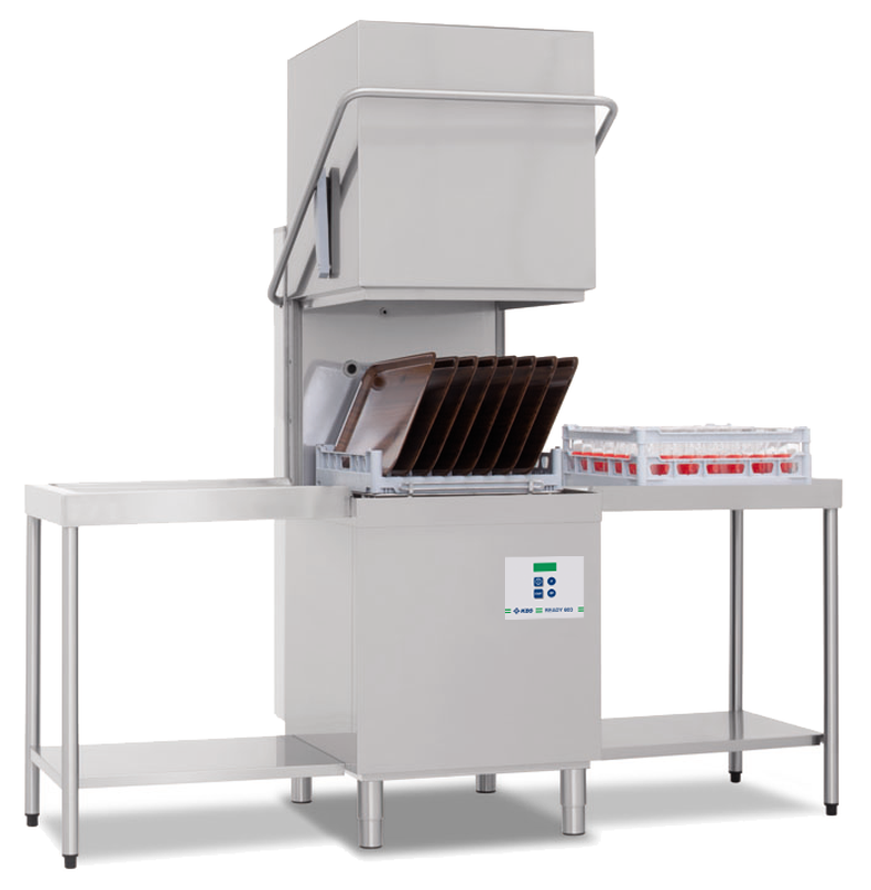 KBS Haubenspülmaschine READY geöffnet mit Einsatz für Tabletts. Frontale Darstellung mit Spülgut. Geeignet für Großküchen.