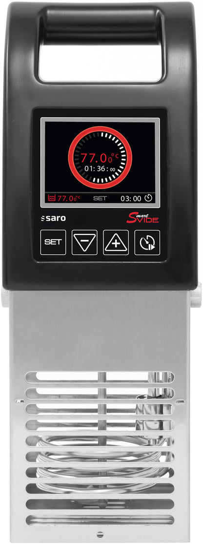 Saro SmartVide 7 Sous-Vide Garer, schwarzes Kunststoffgerät mit Touchdisplay, zeigt 77.0°C Temperatur und Zeitangabe, vier Bedienungstasten unten, silberner Unterbau mit Heizstäben