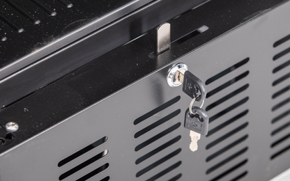 KBS Glastürkühlschrank 316 G, Detailaufnahme des Schlosses mit eingesetztem Schlüssel, sorgt für sichere Warenaufbewahrung.