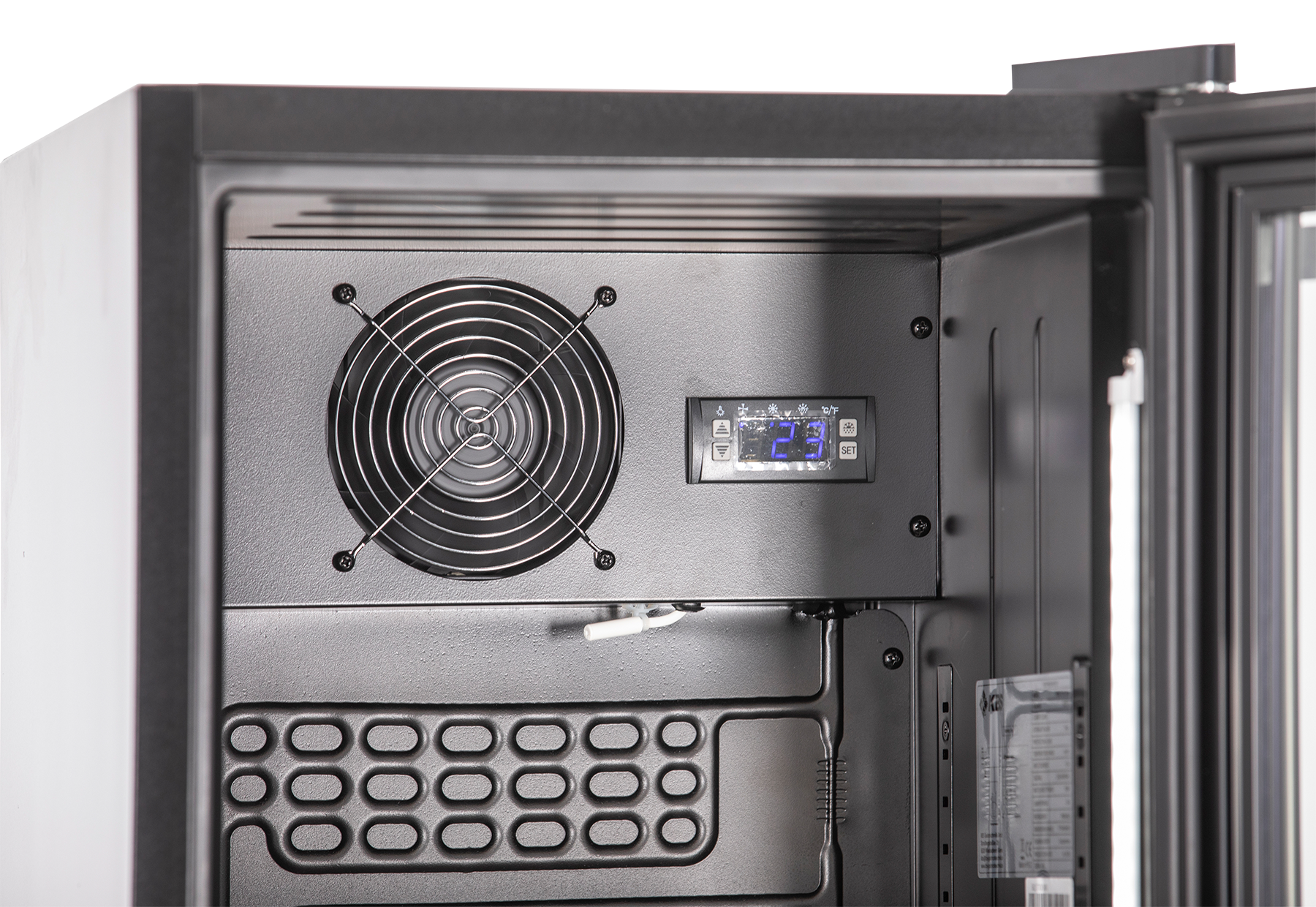 KBS Glastürkühlschrank 316 G, Detailansicht des oberen Innenbereichs mit großem Lüfter und digitaler Temperaturanzeige, Glastür geöffnet.