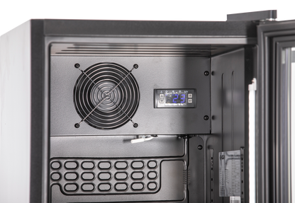 KBS Glastürkühlschrank 316 G, Detailansicht des oberen Innenbereichs mit großem Lüfter und digitaler Temperaturanzeige, Glastür geöffnet.