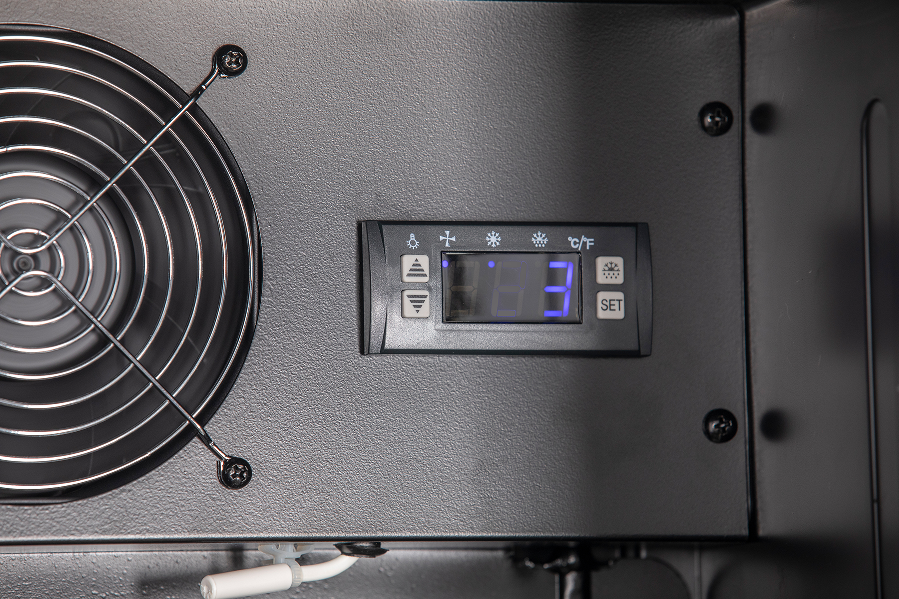 KBS Glastürkühlschrank 316 G, Nahaufnahme der digitalen Temperaturanzeige mit LED-Display und Bedientasten, für präzise Temperatureinstellung.