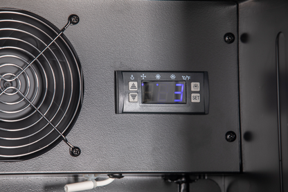 KBS Glastürkühlschrank 316 G, Nahaufnahme der digitalen Temperaturanzeige mit LED-Display und Bedientasten, für präzise Temperatureinstellung.