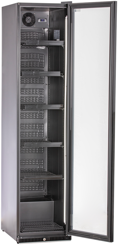 KBS Glastürkühlschrank 327 G Slim, Frontansicht mit geöffneter Glastür, mehrere höhenverstellbare Drahtregale, Innenraum leer, geeignet für Gastronomie.