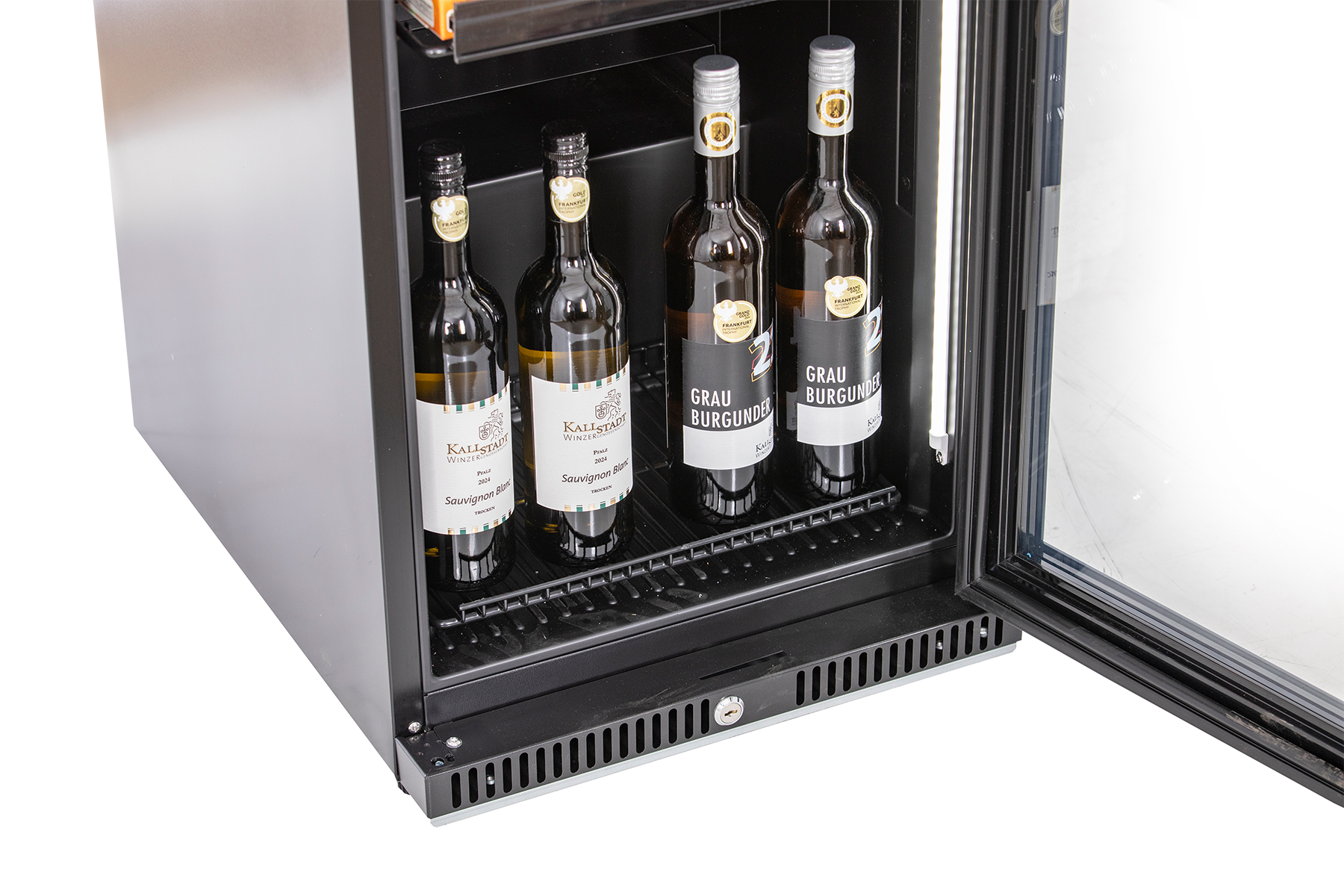 KBS Glastürkühlschrank 327 G Slim, geöffnete Glastür, unteres Fach mit vier Weinflaschen in schwarzem Innenraum.