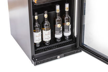 KBS Glastürkühlschrank 327 G Slim, geöffnete Glastür, unteres Fach mit vier Weinflaschen in schwarzem Innenraum.