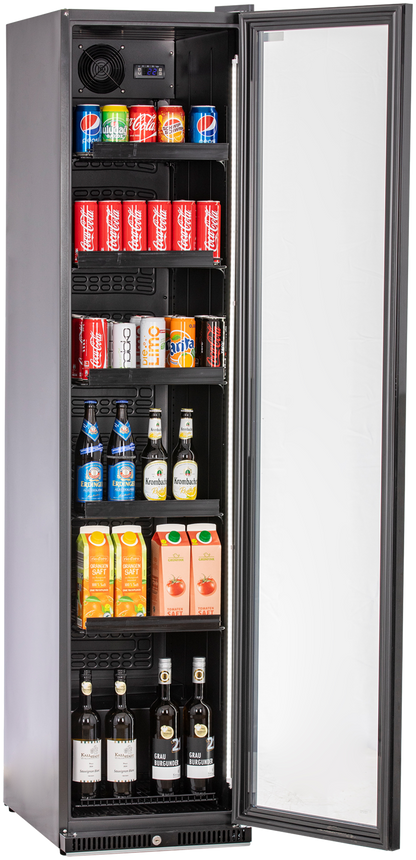 KBS Glastürkühlschrank 327 G Slim, Frontansicht mit geöffneter Glastür, gefüllt mit verschiedenen Getränkedosen, Bierflaschen, Saftkartons und Weinflaschen, LED-Innenbeleuchtung.