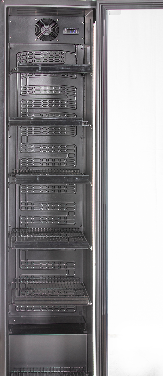 KBS Glastürkühlschrank 327 G Slim, Nahaufnahme des oberen Innenbereichs mit Lüfter, Digitalanzeige und leeren Regalböden.