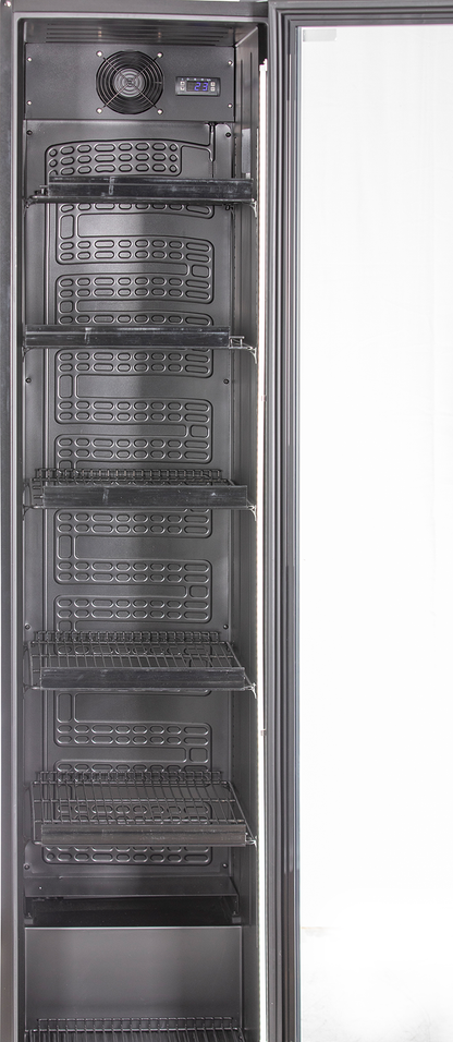 KBS Glastürkühlschrank 327 G Slim, Nahaufnahme des oberen Innenbereichs mit Lüfter, Digitalanzeige und leeren Regalböden.