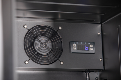 KBS Glastürkühlschrank 327 G Slim, Detailaufnahme des Lüfters und digitalen Temperaturdisplays im oberen Innenbereich. 
