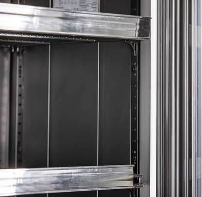 KBS Glastürkühlschrank 327 G Slim, Detailaufnahme des schwarzen Innenraums mit verstellbaren Metallböden und Türrahmen.