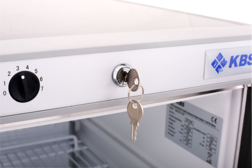 KBS Edelstahlschrank mit Nahaufnahme des Schlosses und zwei eingesteckten Schlüsseln. Links daneben stufenloser Temperaturregler. Geeignet für professionelle Kühlbereiche.