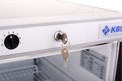 KBS Edelstahlschrank mit Nahaufnahme des Schlosses und zwei eingesteckten Schlüsseln. Links daneben stufenloser Temperaturregler. Geeignet für professionelle Kühlbereiche.
