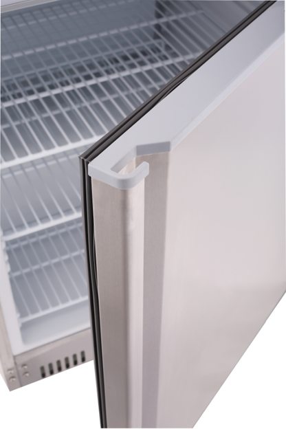 KBS Edelstahlschrank mit geöffneter Tür in Nahaufnahme. Sichtbar ist die massive Edelstahltür mit umlaufender Dichtung und Innenraum mit Gitterböden.
