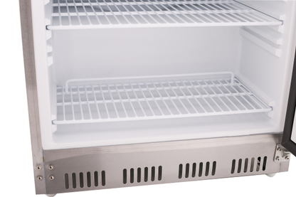 KBS Edelstahlschrank mit geöffnetem Innenraum, Fokus auf untere Gitterablage und Lüftungsgitter in Frontblende. Ideal für hygienisches Kühlen im Gastronomiebereich.