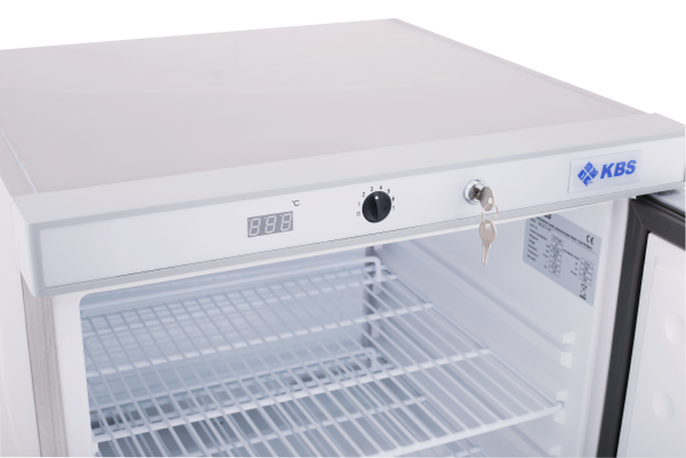 KBS Edelstahlschrank mit Digitalanzeige, Drehregler und Schlüssel. Geöffnete Glastür mit Innenansicht auf mehrere Gitterroste. Für professionelle Gastronomieumgebungen.