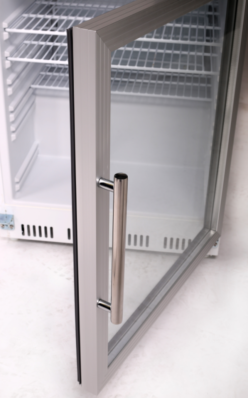 KBS Glastürkühlschrank mit geöffneter Tür, Fokus auf Metallgriff. Klare Sicht auf Innenraum mit mehreren Regalböden für professionelle Nutzung.
