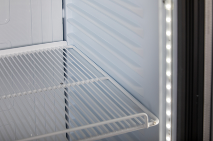 KBS Glastürkühlschrank 375 GDU Innenansicht aus schräger Perspektive mit leerem weißen Gitterrost und seitlicher LED-Beleuchtung, geeignet für Gastronomie, Pizzeria oder Bäckerei.