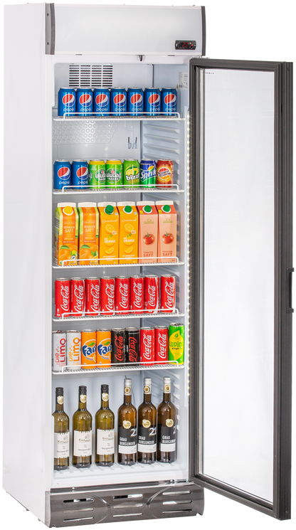 KBS Glastürkühlschrank 375 GDU Frontansicht mit geöffneter Tür, befüllt mit Getränkedosen, Saftkartons und Weinflaschen, ideal für Gastronomie, Kioske und Hotels.