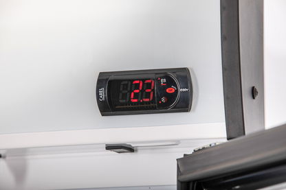 Detailansicht KBS Glastürkühlschrank 375 GDU elektronische Temperaturanzeige CAREL mit roter LED-Anzeige und Bedientasten, eingebaut im oberen Bereich des Geräts.