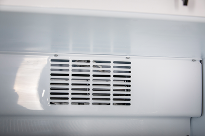 Detailansicht KBS Glastürkühlschrank 375 GDU Nahaufnahme des inneren Lüftungsgitters ohne Inhalte, weiße Metallabdeckung mit Belüftungsschlitzen.
