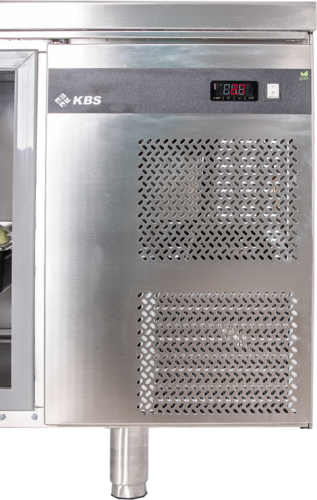 KBS Kühltisch Classic KT 2310, Frontalansicht des Kühlaggregats mit digitaler Temperaturanzeige (8,7 &deg;C), KBS-Logo und Edelstahl-Lüftungsgitter. Detailaufnahme für technische Darstellung.