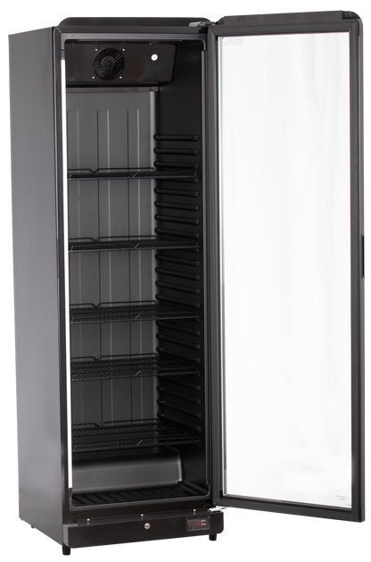 KBS Glastürkühlschrank 384 in geöffneter Frontansicht, schwarzes Gehäuse mit Glastür und mehreren schwarzen Drahtböden.