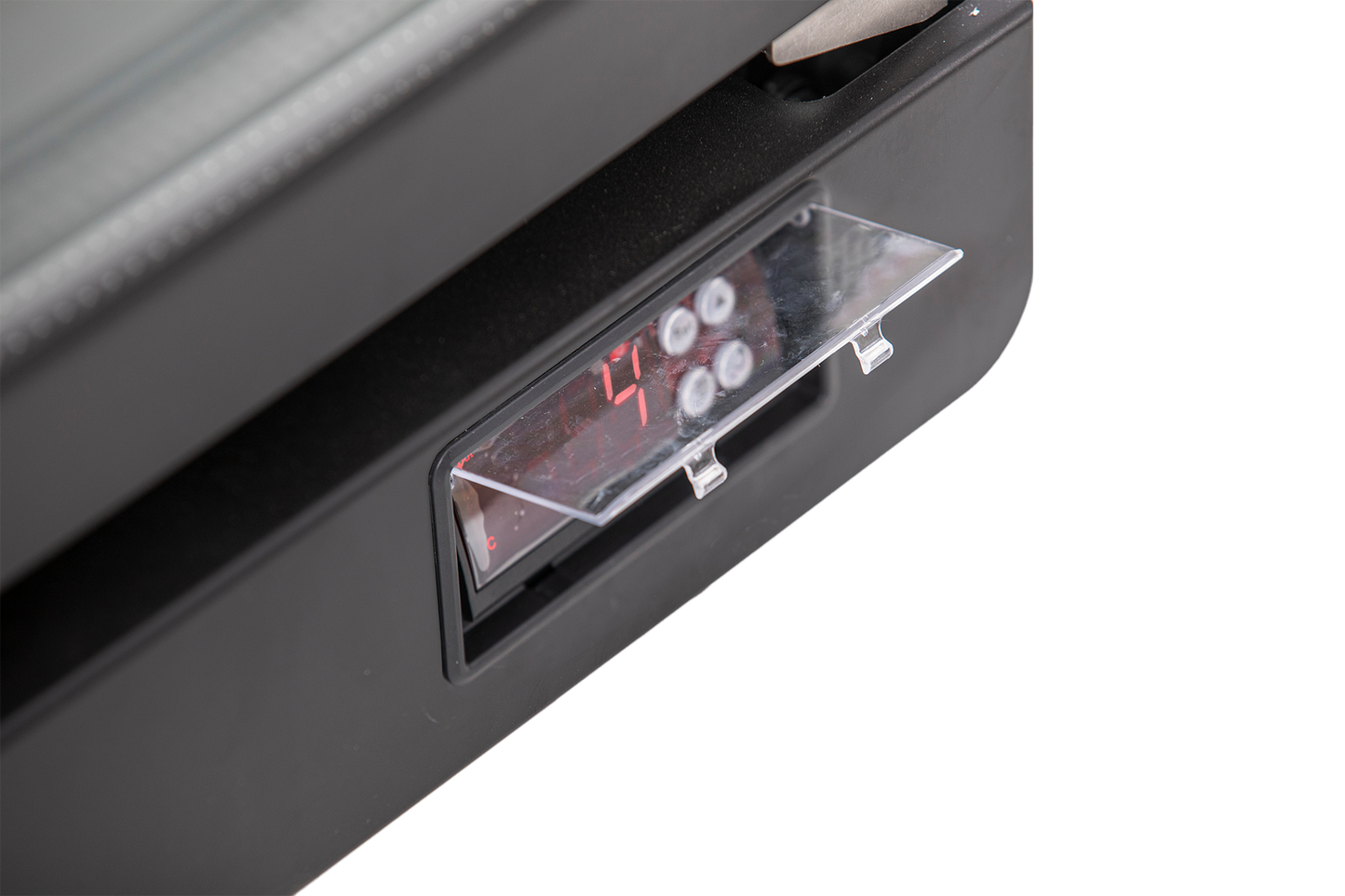 KBS Glastürkühlschrank 384 schräge Nahaufnahme des digitalen Temperaturdisplays mit transparentem Schutzdeckel, für einfache Bedienung im Gastronomieeinsatz.