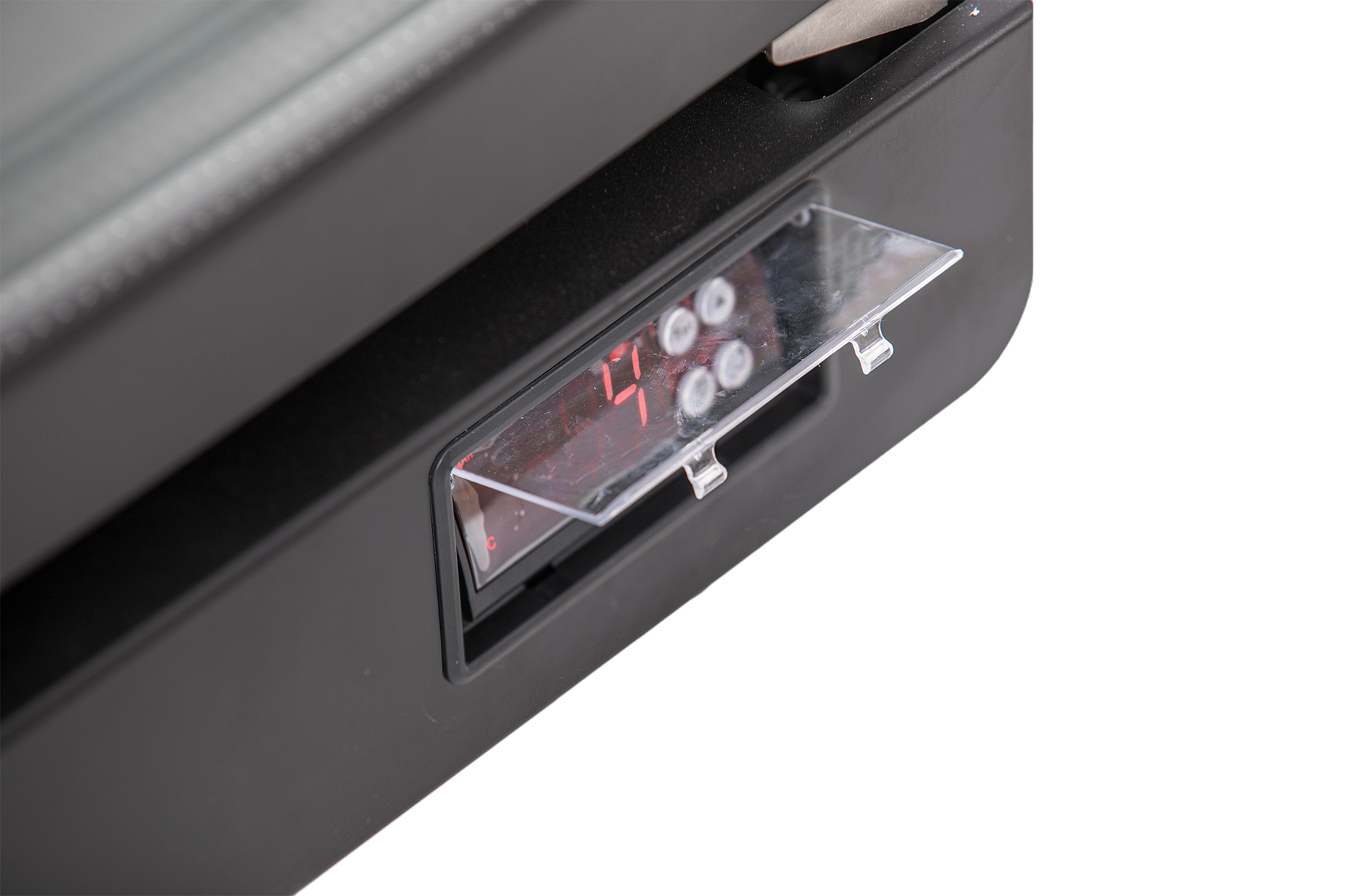 KBS Glastürkühlschrank 384 schräge Nahaufnahme des digitalen Temperaturdisplays mit transparentem Schutzdeckel, für einfache Bedienung im Gastronomieeinsatz.