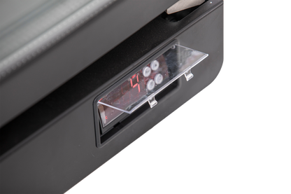 KBS Glastürkühlschrank 384 schräge Nahaufnahme des digitalen Temperaturdisplays mit transparentem Schutzdeckel, für einfache Bedienung im Gastronomieeinsatz.