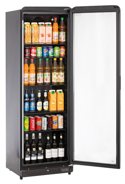 KBS Glastürkühlschrank 384 in Frontansicht, befüllt mit Getränken in Flaschen und Dosen. Schwarzes Gehäuse, Glastür und verstellbare Drahtböden.