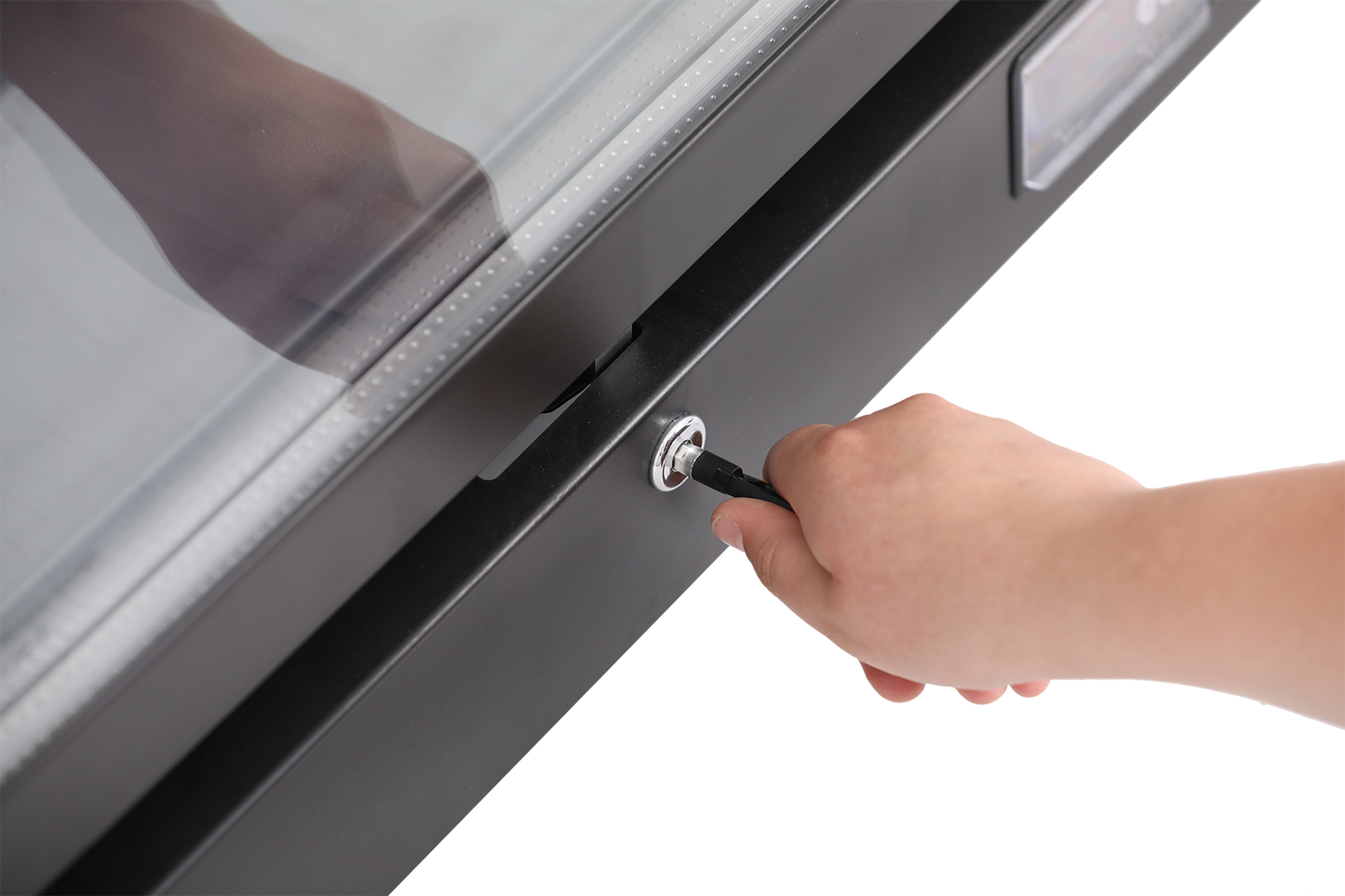 KBS Glastürkühlschrank 384 Nahaufnahme einer Hand, die den Zylinderschlüssel ins Türschloss steckt, sicher abschließbar, ideal für Gastronomie und Verkaufsflächen.