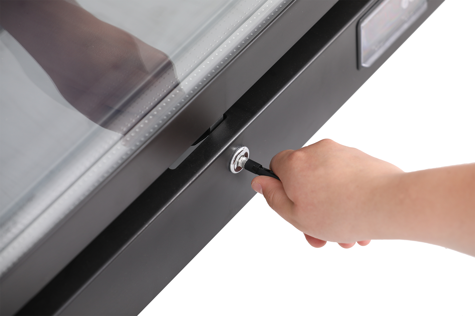KBS Glastürkühlschrank 384 Nahaufnahme einer Hand, die den Zylinderschlüssel ins Türschloss steckt, sicher abschließbar, ideal für Gastronomie und Verkaufsflächen.