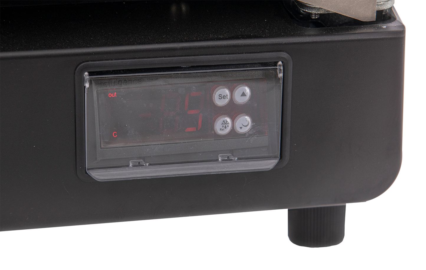 KBS Glastürkühlschrank 384 Frontansicht des digitalen Temperaturdisplays mit geöffnetem Schutzdeckel, rote LED-Anzeige, für präzise Temperaturkontrolle in Gastronomie und Einzelhandel.
