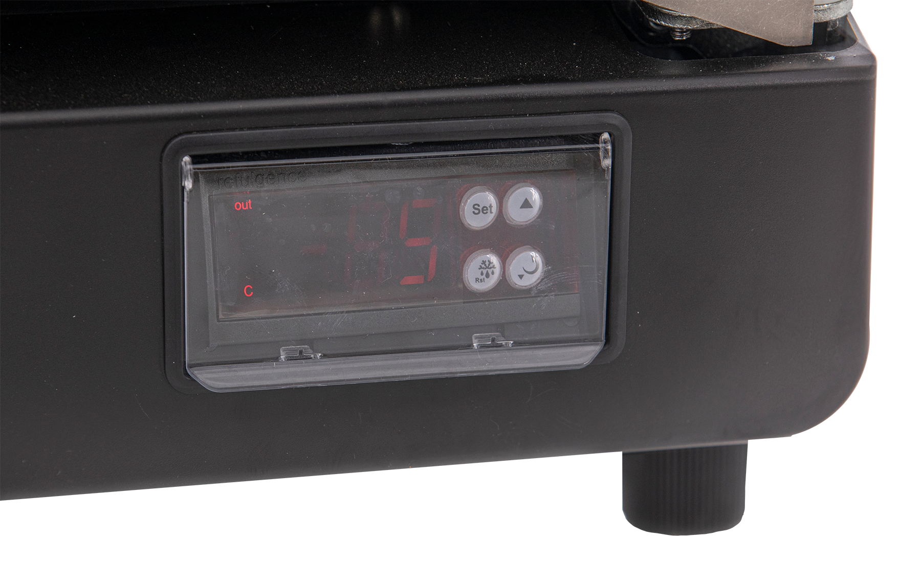 KBS Glastürkühlschrank 384 Frontansicht des digitalen Temperaturdisplays mit geöffnetem Schutzdeckel, rote LED-Anzeige, für präzise Temperaturkontrolle in Gastronomie und Einzelhandel.
