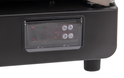 KBS Glastürkühlschrank 384 Frontansicht des digitalen Temperaturdisplays mit geöffnetem Schutzdeckel, rote LED-Anzeige, für präzise Temperaturkontrolle in Gastronomie und Einzelhandel.
