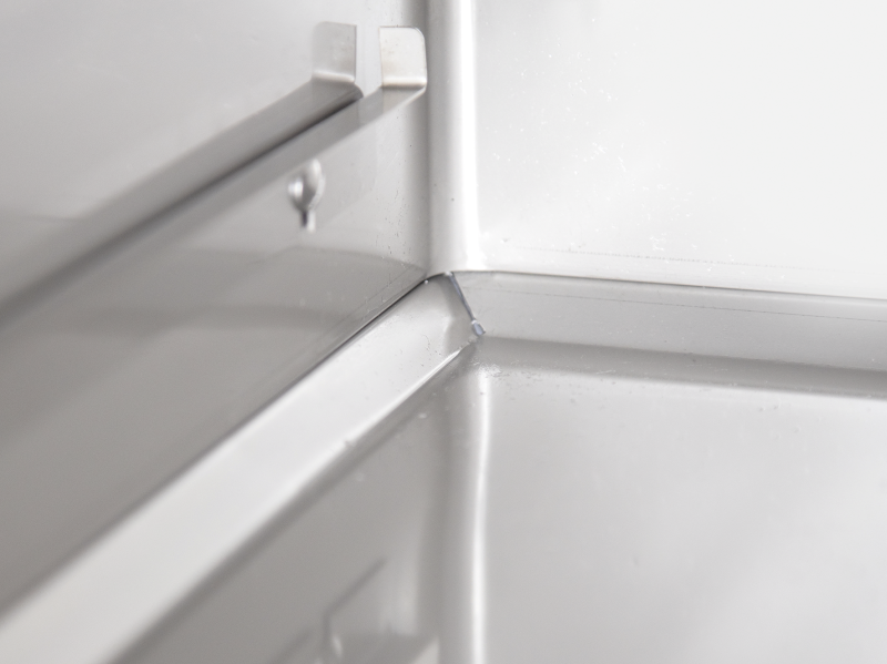 KBS Schnellabkühler SF Pro, Nahaufnahme der inneren Ecke des Edelstahl-Innenraums. Glatte Flächen und abgerundete Kanten für einfache Reinigung, geeignet für professionelle Küchen.