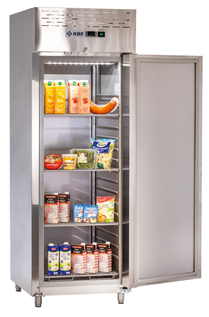 KBS Edelstahlkühlschrank KU 740 Frontansicht mit geöffneter Tür, mehrere Ablagen mit verschiedenen Lebensmitteln wie Säften, Wurst, Milchprodukten und Salaten, für Gastronomie, Großküchen und Bäckereien.