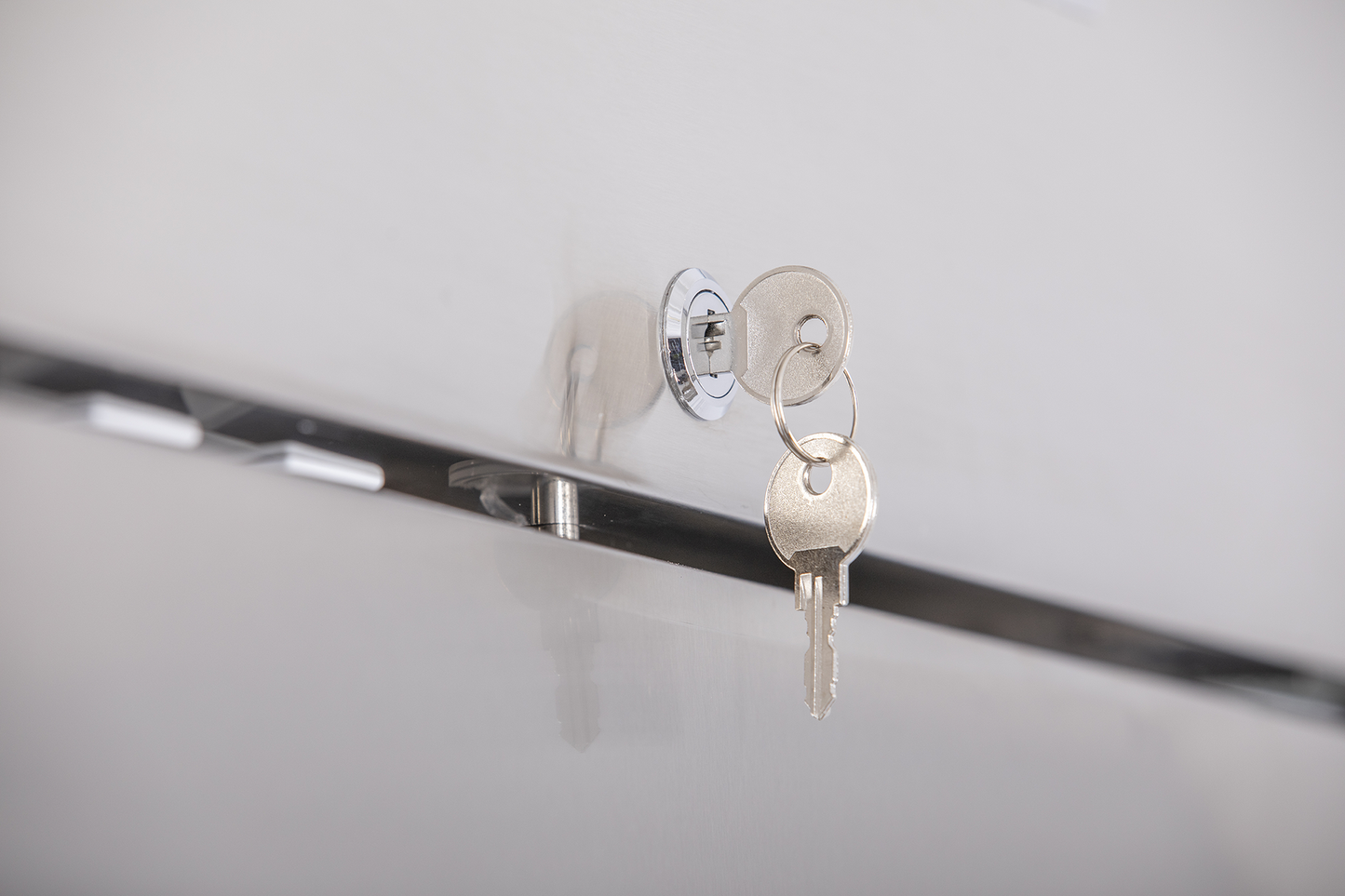 KBS Edelstahlkühlschrank KU 740 Nahaufnahme des Schlosses mit eingesetztem Schlüssel, Sicherheitsfunktion für gewerbliche Nutzung.