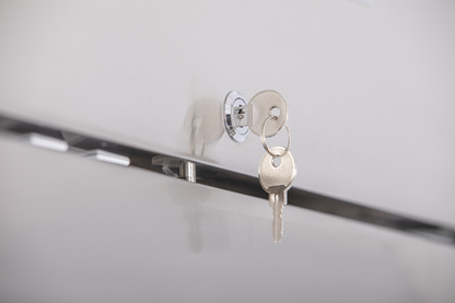 KBS Edelstahlkühlschrank KU 740 Nahaufnahme des Schlosses mit eingesetztem Schlüssel, Sicherheitsfunktion für gewerbliche Nutzung.