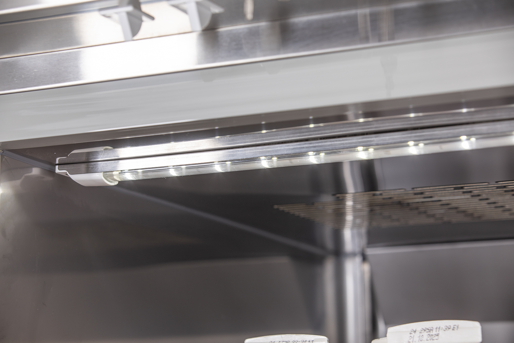 KBS Edelstahlkühlschrank KU 740 Innenansicht mit LED-Beleuchtung, für klare Sicht auf gelagerte Waren. Ideal Einsatz in Gastronomie und Hotelerie.