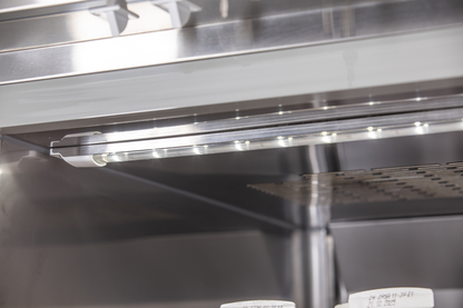 KBS Edelstahlkühlschrank KU 740 Innenansicht mit LED-Beleuchtung, für klare Sicht auf gelagerte Waren. Ideal Einsatz in Gastronomie und Hotelerie.