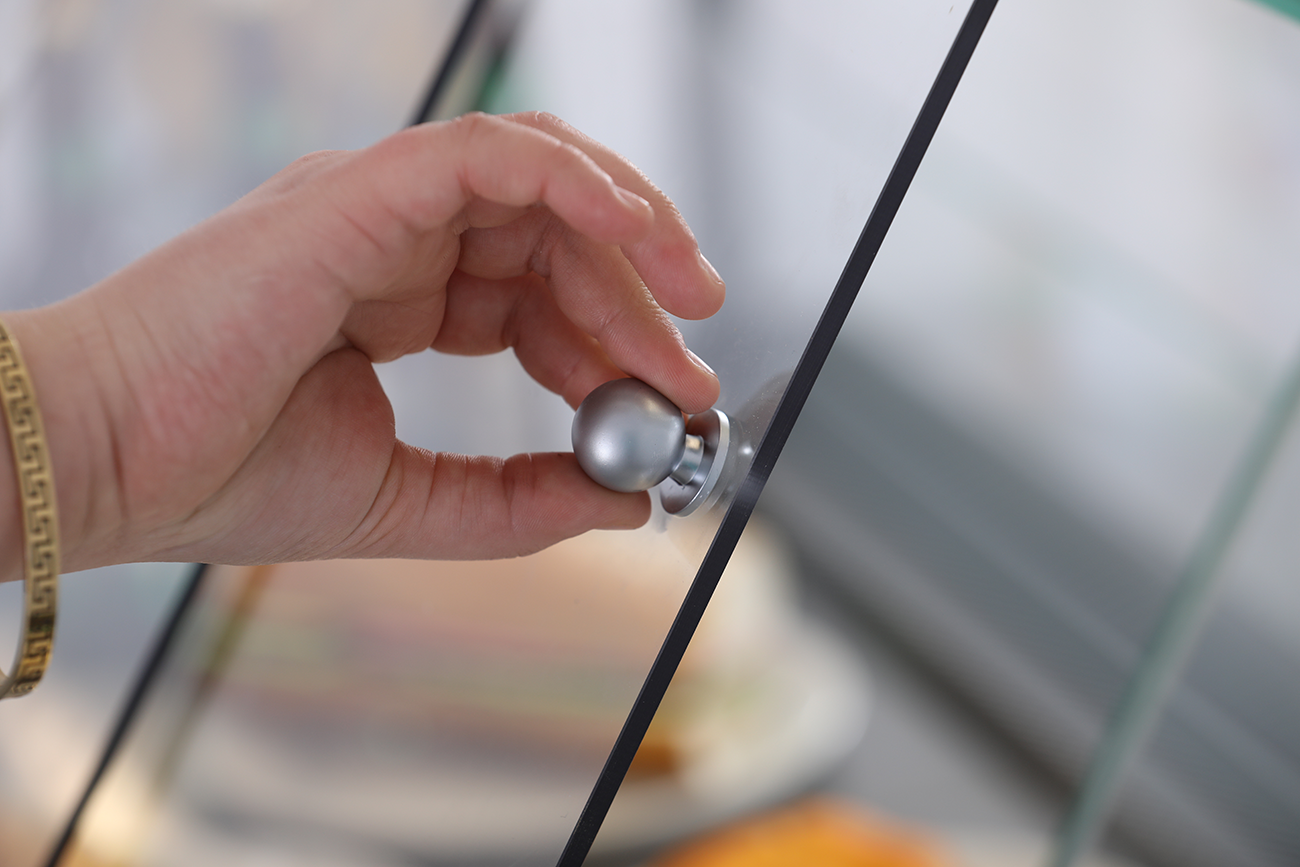 KBS Kühltheke Gastroline Premium mit Nahaufnahme der Granit-Arbeitsfläche. Detailansicht zeigt Verbindung von Glasaufbau mit robuster und hygienischer Oberfläche &ndash; geeignet für den täglichen Gebrauch im Verkauf.