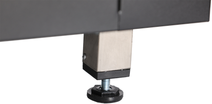 KBS Kühltheke Gastroline Premium, Nahaufnahme des höhenverstellbaren Edelstahlfußes mit Kunststoffsockel. Ideal für hygienische Aufstellung im Gastronomiebereich.