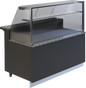 Verkaufstheke GASTROLINE PREMIUM EX von KBS mit schrägem Glasaufsatz, gekühlter Warenauslage und grauem Unterbau &ndash; perfekt für Fleischereien und Feinkostgeschäfte.